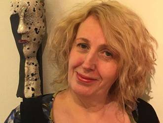 Vivianne Elvestrm Rosqvist r uppvuxen i Vsters och gr konst under signaturen 